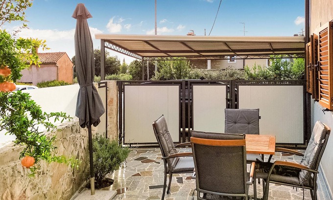 Umag House | Gorgeous home in Kmeti with Wi-Fi