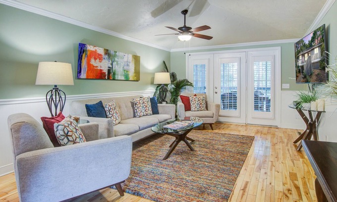 Twin Oaks House | Gorgeous home near the beach with screened porch, central AC, and gas grill