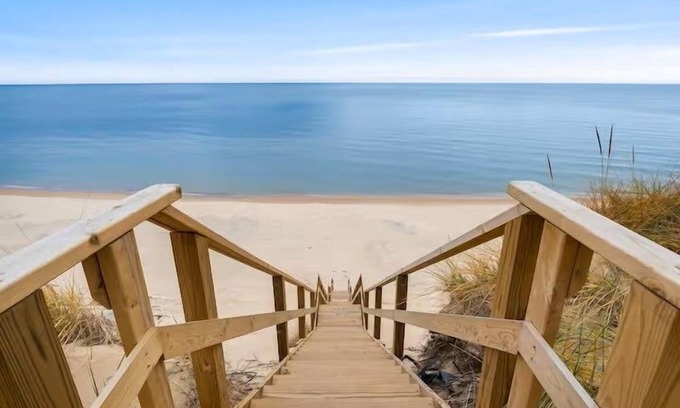 Bluffton Cottage | Gorgeous Lake Michigan Beach