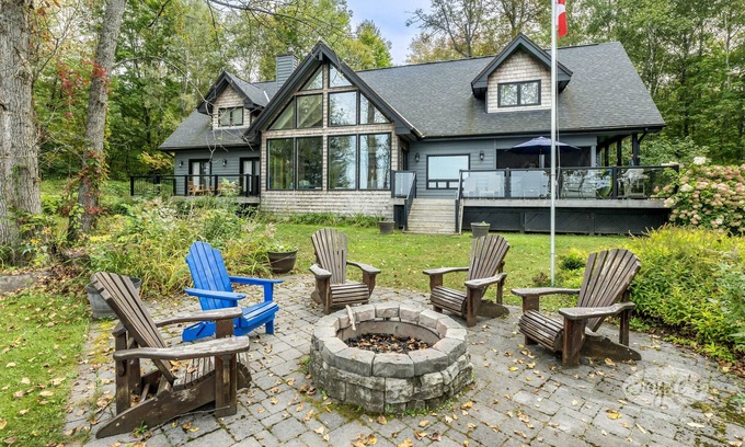 Huntsville Cottage | Gorgeous Lake Vernon - 5 Bdrm! 5 min boat to Huntsville! AC! Sandy Beach!