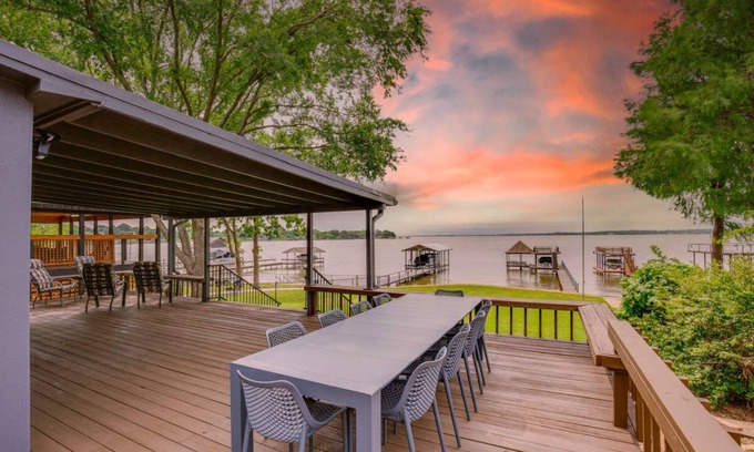 Gun Barrel City House | Gorgeous Lakefront Home with Private Dock and Deck