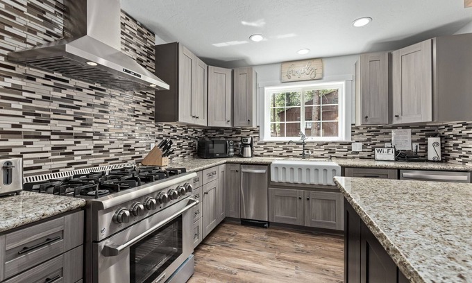 Wishon Cabin | Gorgeous Lakefront Estate in Bass Lake, Just 30 min from Yosemite National Park!