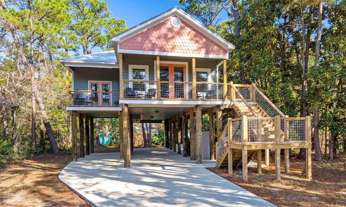 Dauphin Island House | Gorgeous Magnolia Cottage: With Bicycles/Beach Equipment- Pet Friendly! Private!