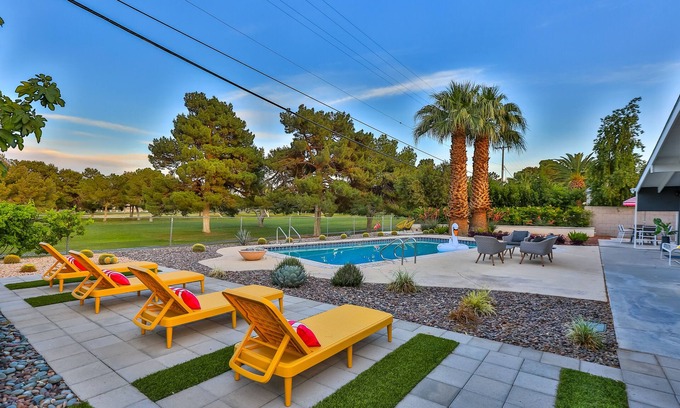 Las Vegas House | GORGEOUS Mid Century - Close to Strip - Golf - Views - Superhost Status - WOW