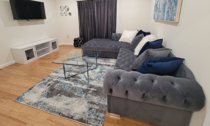 Irvington Apartment | Gorgeous Modern Suite