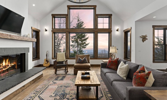 Sandpoint Cabin | Gorgeous mountain getaway - VIEWS - HotTub - Private - Wildlife - Close to town