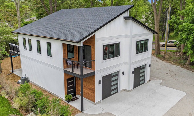 Beachwood-Bluffton House | Gorgeous New Home, Sleeps 10, Steps Away from Lake Michigan Beaches