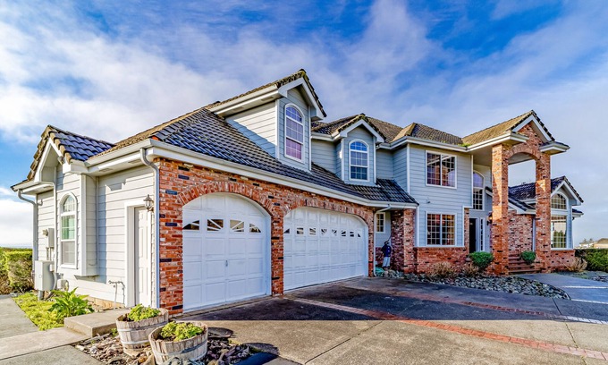 Brookings House | Gorgeous oceanfront estate with amazing views & hot tub - steps to quiet beach
