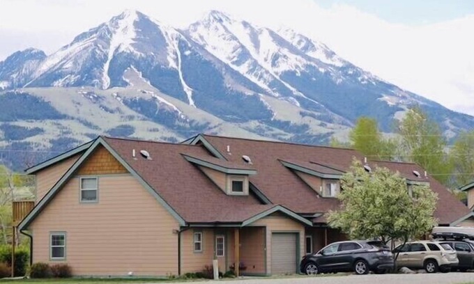 Emigrant House | Gorgeous Paradise Valley YNP North Entrance, Yellowstone is Open!