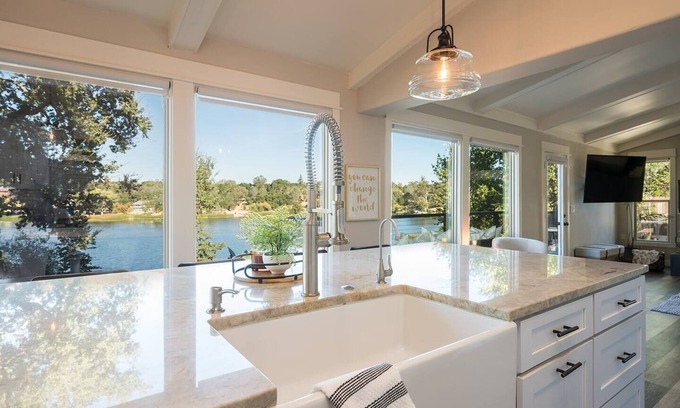 Atascadero House | Gorgeous*Pool*Lake View*Game Room*Mini Putt!