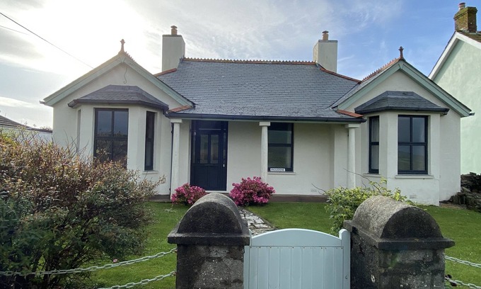 Tintagel House | Gorgeous Renovated Edwardian Cottage With Stunning Huge Modern Living/dining