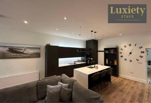 Westcliff-on-Sea Apartment | Gorgeous & Sleek 2BR City Centre Nr Cliffs Pavillion by Luxiety Stays