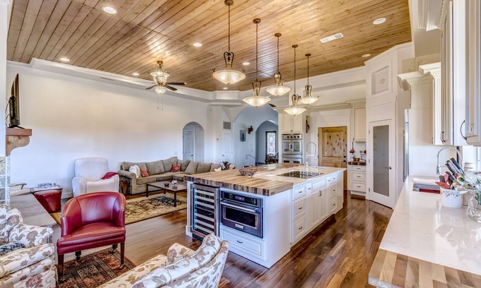 Catalina Foothills Estates House | Gorgeous Spanish Colonial near mountain trails