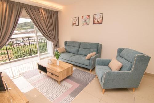 Kuala Terla Apartment | Gorgeous Sunset & Tea Plantation View-Premium Hotel Bed