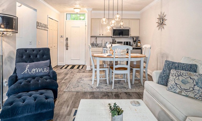 Acme Condo | 🏖️ Gorgeous Sunset Views @ The Shores Lake View Condo ➠ 5681