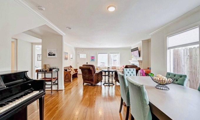 Neartown House | Gorgeous Upscale Bungalow in Montrose 3/4 Bedroomsn