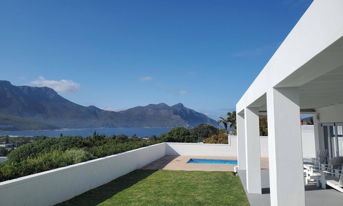 Hout Bay House | Gorgeous Views and Tranquility at Villa Santorini
