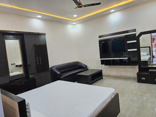 Varanasi Hotel | Goroomgo Gautam Garden Varanasi - Best Location & Parking Facilities