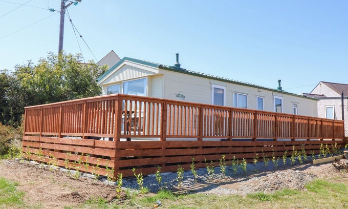 Cemaes Bay Cottage | GORPHWYSFA CARAVAN, pet friendly, with a garden in Cemaes Bay