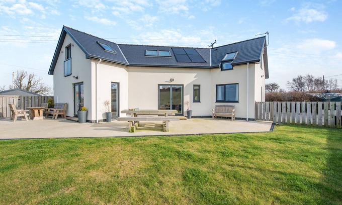 Aberaeron House | Gorwelon - Four Bedroom House, Sleeps 8