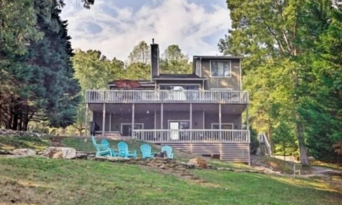 North Shore House | Got It All - 3 Kayaks, 1 Canoe, Hot Tub, Wifi, Ping Pong, Sandy beach, Firepit.