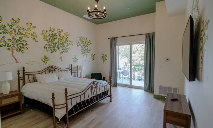 Biloxi Hotel | Government St. Balcony Suite 201