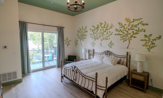 Biloxi Hotel | Government St. Balcony Suite 203