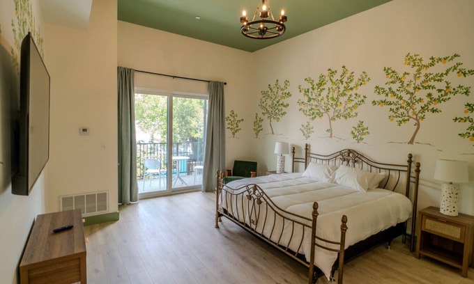 Biloxi Hotel | Government St. Balcony Suite 205