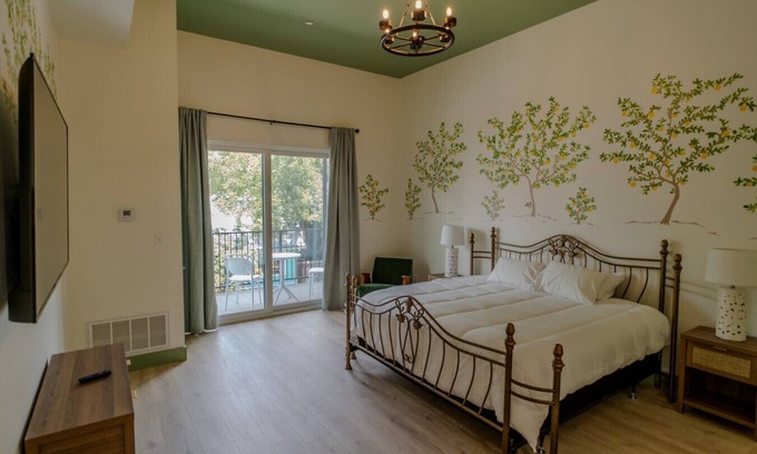 Biloxi Hotel | Government St. Balcony Suite 207