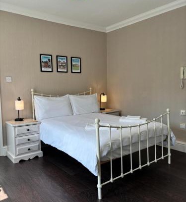 Tring House | Grace's Guesthouse Room 1