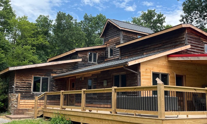 Beyer Cabin | Gracious countryside retreat NE of Pittsburgh at Artist’s Cabin