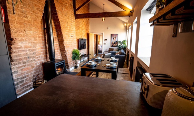 Birmingham City Centre House | Grade 2 Listed Luxury & Chic Industrial 3BR Mews House with FIREPLACE