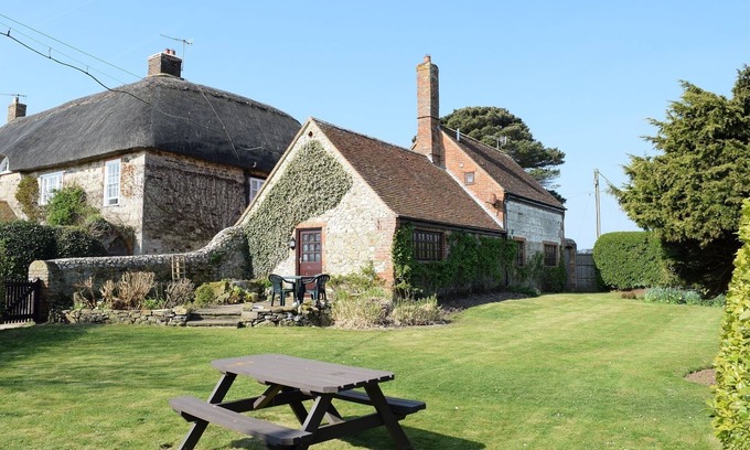 Newport Cottage | Grade II conversion, garden, close to sea Brighstone Isle of Wight