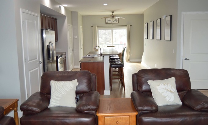 Grafton House | Grafton Escape #2 - River views! Pool! Walking distance to bars/restaurants