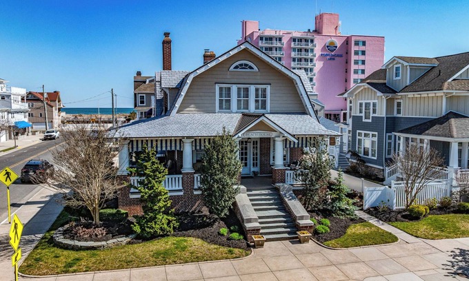 North End House | Grand 8BR/4BA Beach Block Retreat—Just steps to Ocean City Shore!