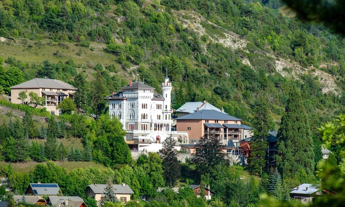 Jausiers Apartment | Grand Appartement de Standing Dans Château à la Montagne Avec Piscine