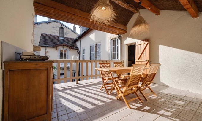 Lons-le-Saunier Apartment | Grand appartement 8 personnes terrasse privative hyper centre calme