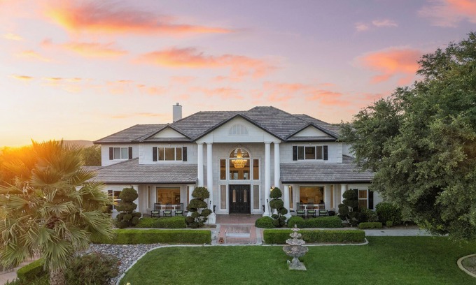 Temecula House | Grand Contento by AvantStay | Extraordinary Estate w/Pool & Movie Room
