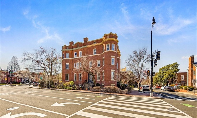 Stanton Park House | Grand Corner Home 3 blocks to Capitol Vet Owned - Parking - Overlooks Park