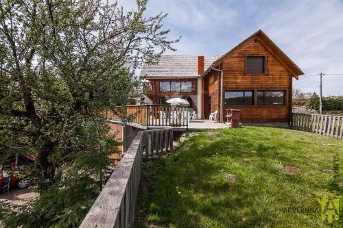 Besse-et-Saint-Anastaise Apartment | Grand Gîte de Combes