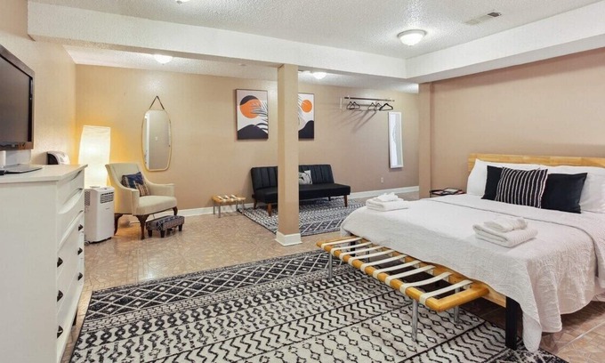Holy Cross District House | Grand Group Retreat w/ Parking, 5 Baths & 6 TVs