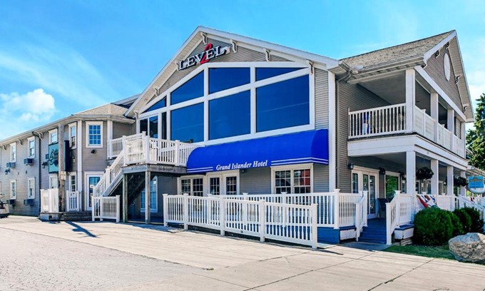 Put-in-Bay Hotel | Grand Islander Hotel