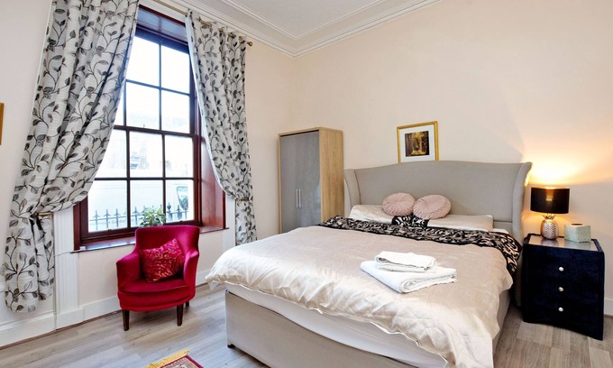 Central Aberdeen House | Grand Mansion, 9 Beds, Sleeps 17, Parking - Groups