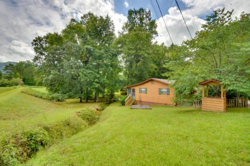 Murphy House | Grand Murphy Cabin with Fire Pit and Game Room!
