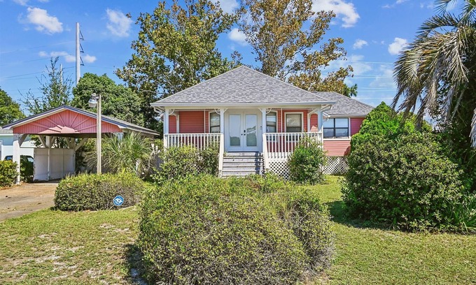 North Lagoon Oaks House | Grand Oaks - 2 Bedroom/1 Bath Private Home. Dog Friendly!