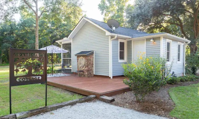 Charleston Cottage | Grand Oaks Cottage: Ideal Location!