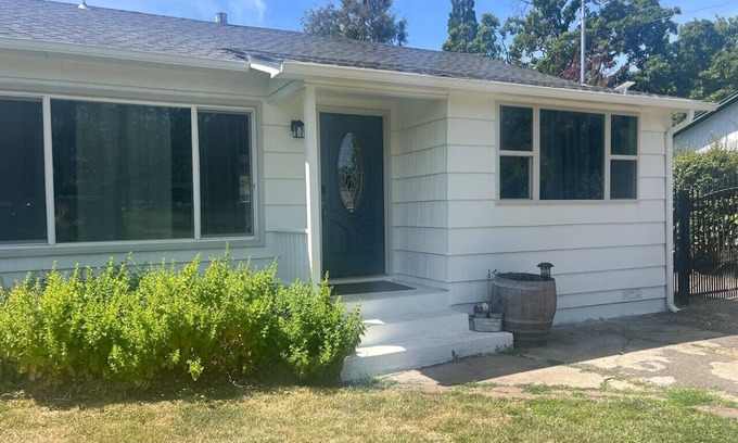 Medford House | Grand ole House w/Pool & Hottub
