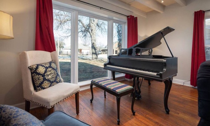 Fort Worth Apartment | Grand Performance Home 3 min to Downtown/Stockyards with large yard