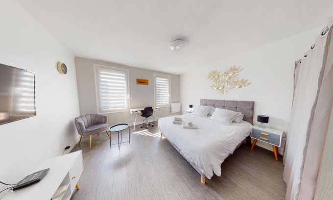 Anatole France Danton Apartment | Grand studio hypercentre - proche plage & gare