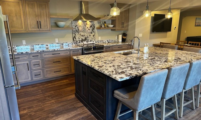 Traverse City Condo | GRAND TRAVERSE GETAWAY Downtown luxury condo 3 blocks from the beach, sleeps 16.